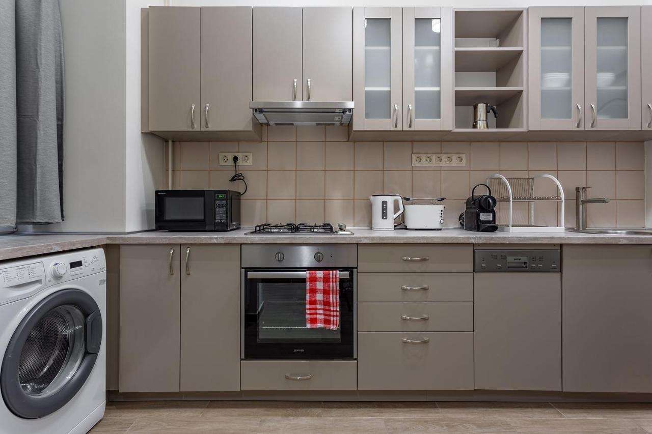 Goldcentral Apartment Akacfa Budapest Exteriör bild
